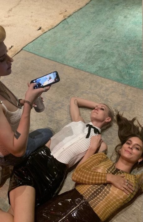 Naakte gelekte OnlyFans-foto van Caitlin Stasey