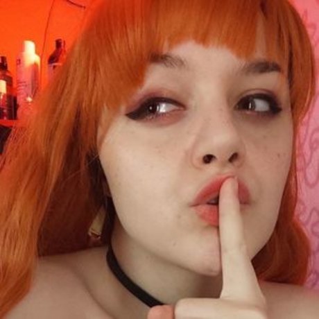 Naakte gelekte OnlyFans-foto van Velvet Night