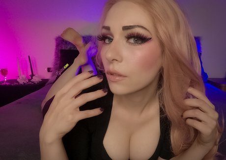 Naakte gelekte OnlyFans-foto van Egilea Asmr