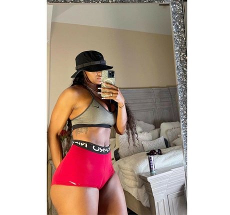 Naakte gelekte OnlyFans-foto van Theonlyarib