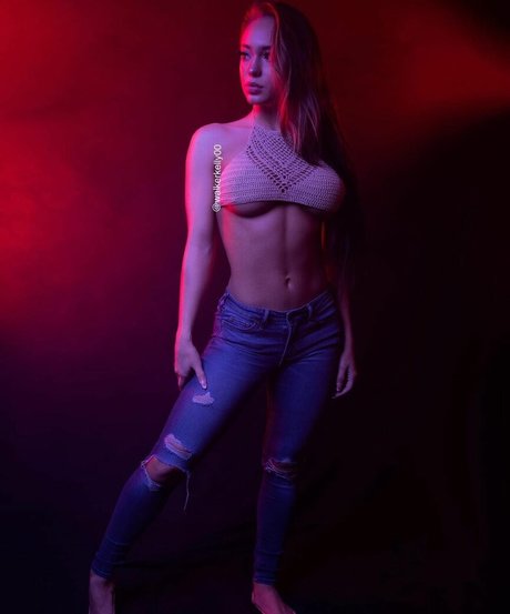 Naakte gelekte OnlyFans-foto van Kelly Walker