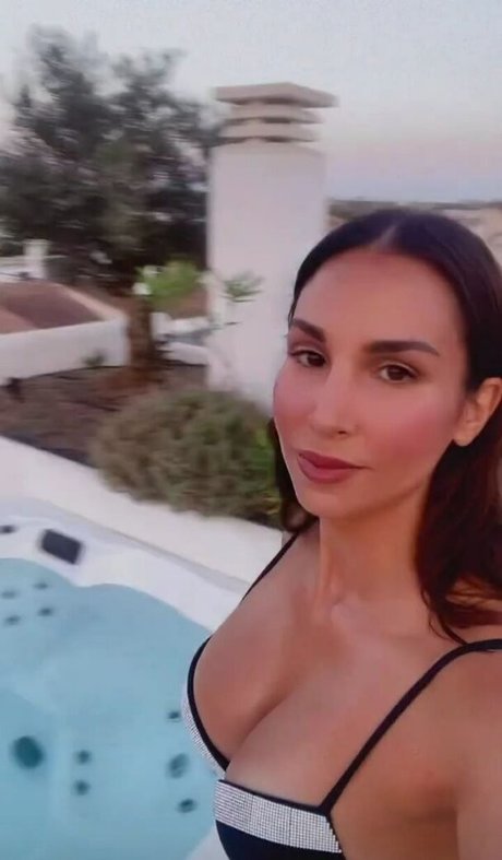 Naakte gelekte OnlyFans-foto van Sila Sahin