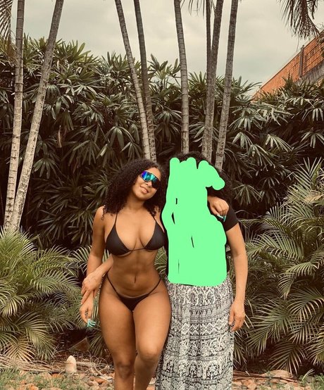Naakte gelekte OnlyFans-foto van Vitoria Oliveira