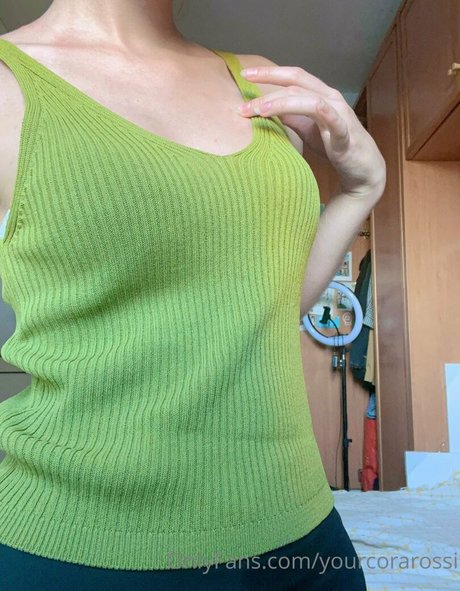 Naakte gelekte OnlyFans-foto van Cora Rossi