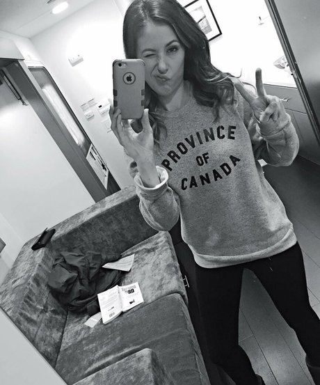 Naakte gelekte OnlyFans-foto van Amanda Crew