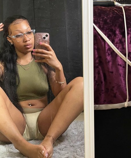 Naakte gelekte OnlyFans-foto van Nicoleniyah