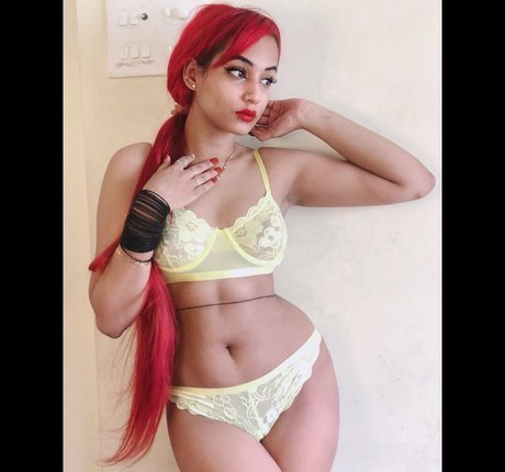 Naakte gelekte OnlyFans-foto van Dilnoor Aka