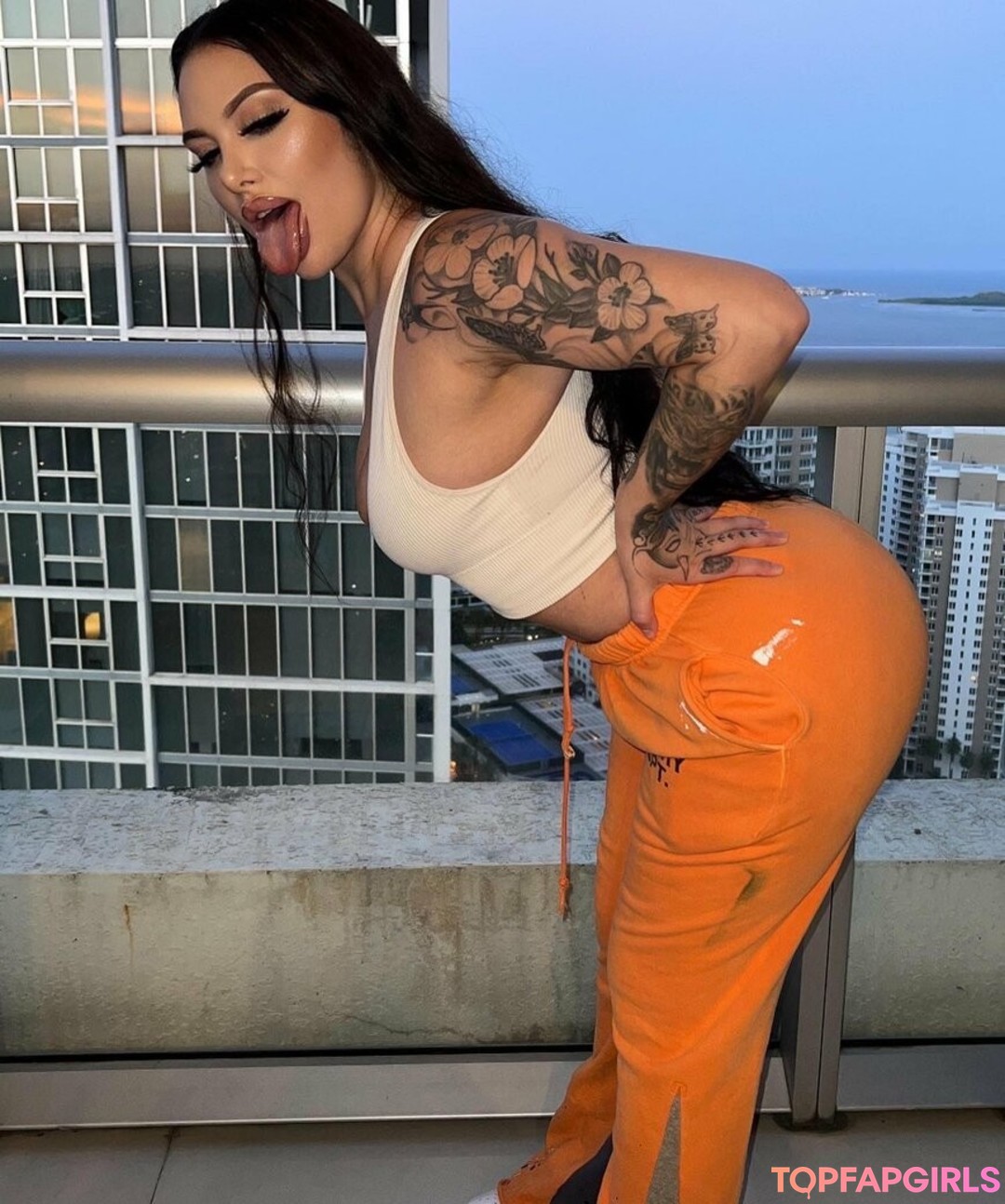 Naakte gelekte OnlyFans-foto van Taytatted #5 Naakte gelekte OnlyFans-foto van Taytatted #5