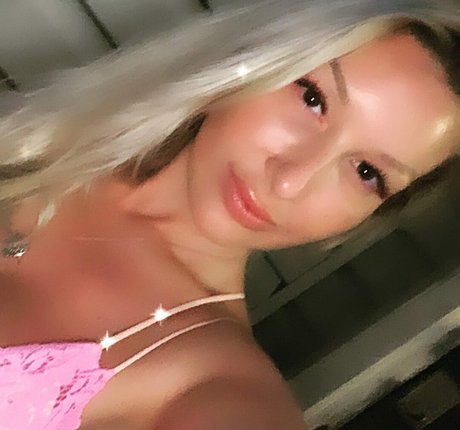 Naakte gelekte OnlyFans-foto van Lacey Denae