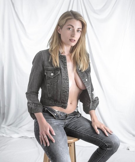 Naakte gelekte OnlyFans-foto van Kes Neale