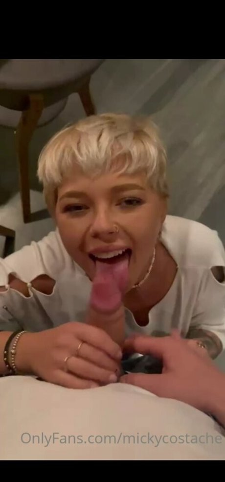 Naakte gelekte OnlyFans-foto van Micky Costache