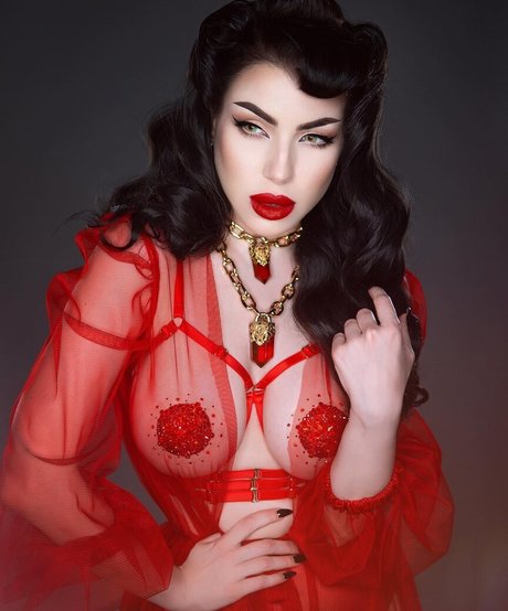 Naakte gelekte OnlyFans-foto van Threnody In Velvet