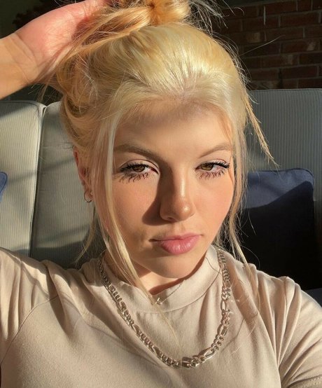 Naakte gelekte OnlyFans-foto van Lauren Suzaanne
