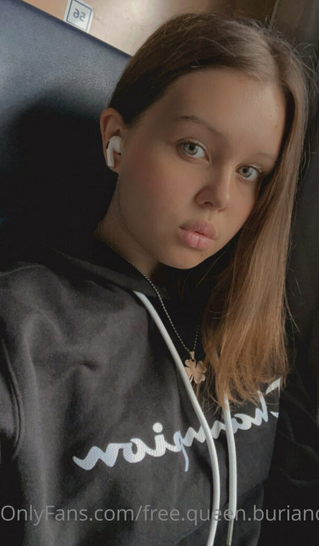 Naakte gelekte OnlyFans-foto van Queenburianova