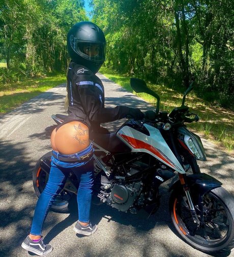 Naakte gelekte OnlyFans-foto van Katy Coastal