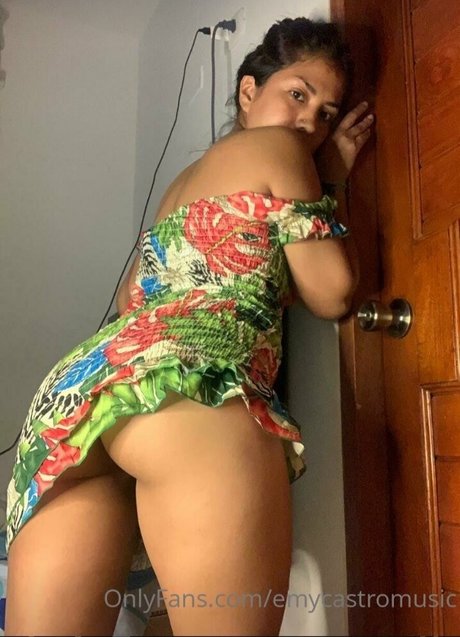 Naakte gelekte OnlyFans-foto van Emycastromusic