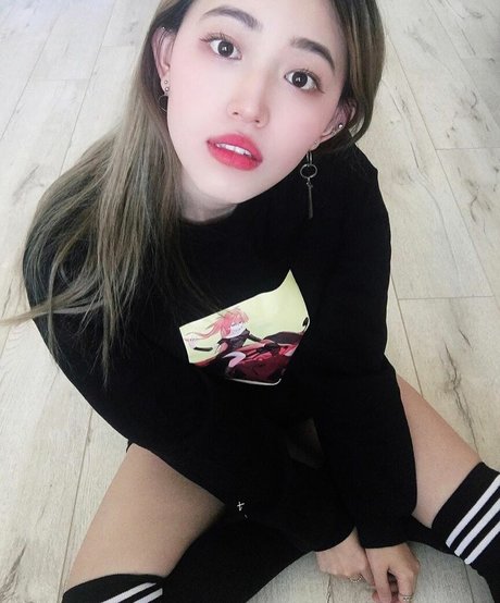Naakte gelekte OnlyFans-foto van Yoojin