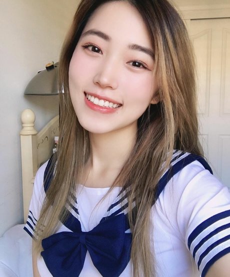 Naakte gelekte OnlyFans-foto van Yoojin