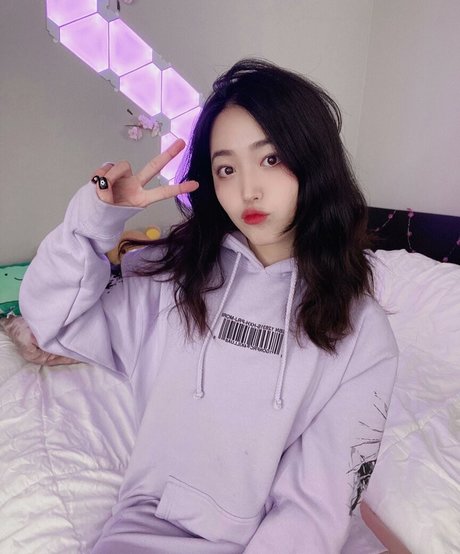 Naakte gelekte OnlyFans-foto van Yoojin