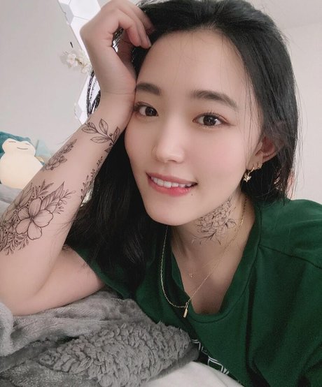 Naakte gelekte OnlyFans-foto van Yoojin