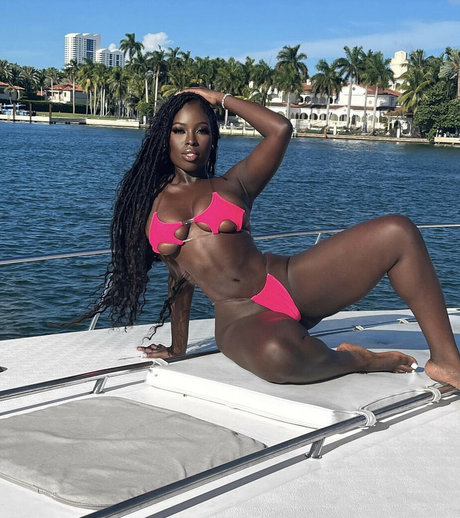 Naakte gelekte OnlyFans-foto van Ghanaiandol