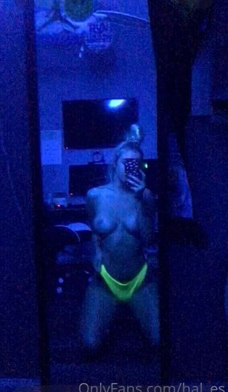 Naakte gelekte OnlyFans-foto van Hales