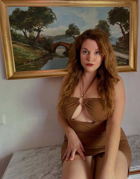 Naakte gelekte OnlyFans-foto van Carmen Curvy