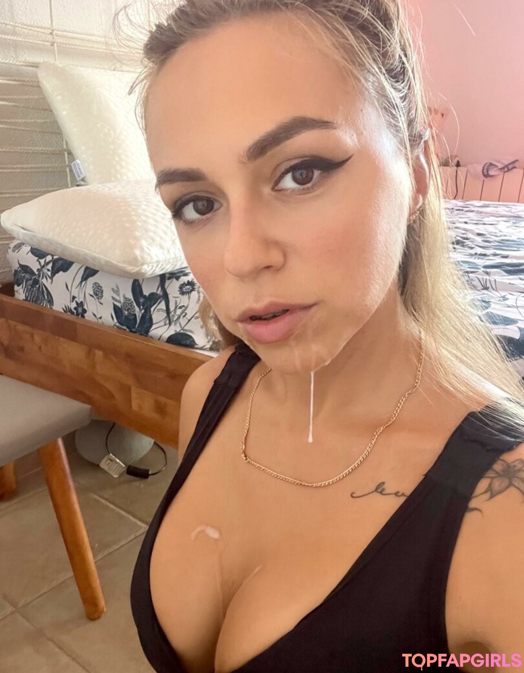 Naakte gelekte OnlyFans-foto van Mstwinegrace #3 Naakte gelekte OnlyFans-foto van Mstwinegrace #3