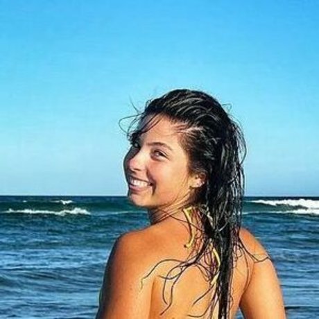 Naakte gelekte OnlyFans-foto van Elly Candi