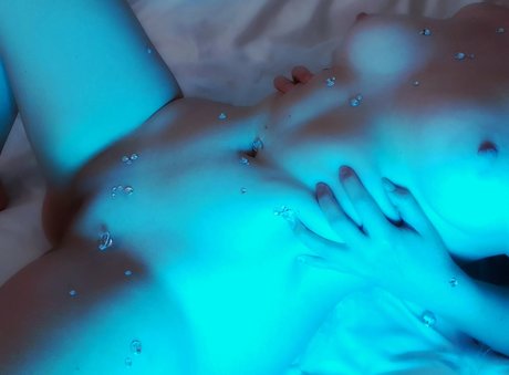 Naakte gelekte OnlyFans-foto van Opalescent