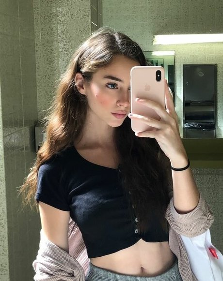 Naakte gelekte OnlyFans-foto van Sharkgirlkate