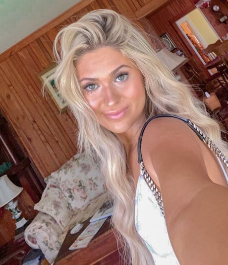 Naakte gelekte OnlyFans-foto van Alyssa Schoener