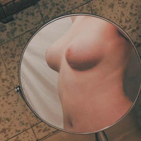 Naakte gelekte OnlyFans-foto van Emma Parker