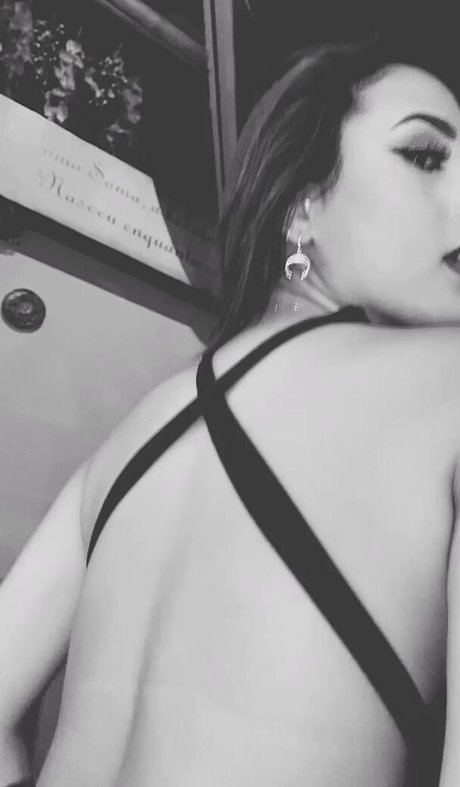 Naakte gelekte OnlyFans-foto van Laura Victoria