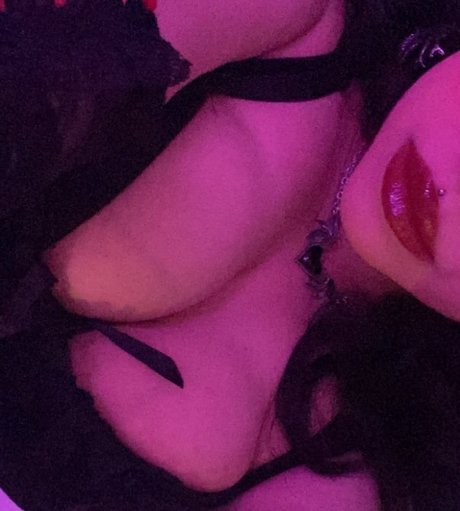 Naakte gelekte OnlyFans-foto van No9mi