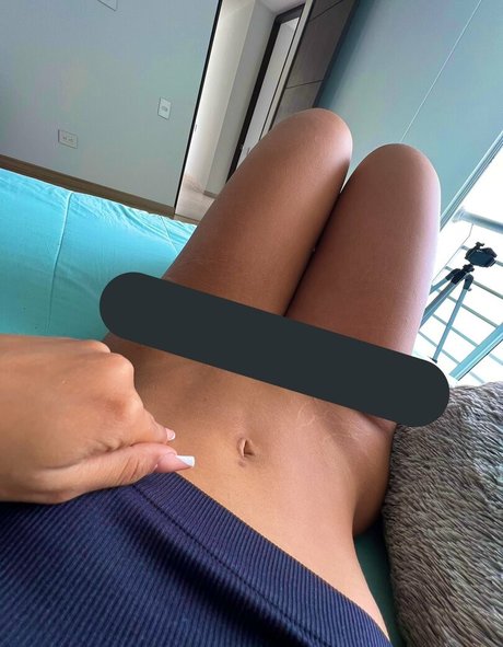 Naakte gelekte OnlyFans-foto van Angie Lorenna