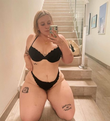 Naakte gelekte OnlyFans-foto van Cherubbrat