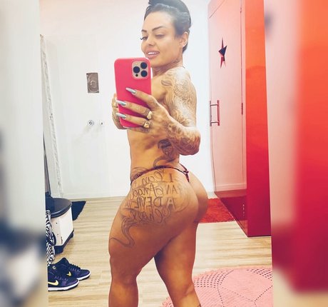 Naakte gelekte OnlyFans-foto van Leila Dantas