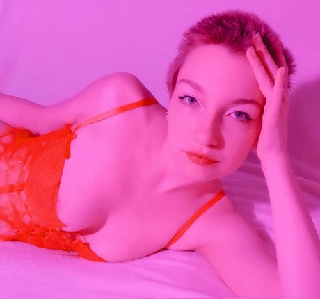 Naakte gelekte OnlyFans-foto van Flwrs