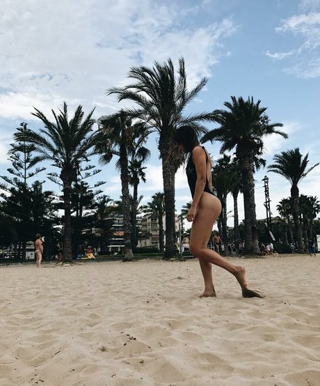 Naakte gelekte OnlyFans-foto van Elena Berri