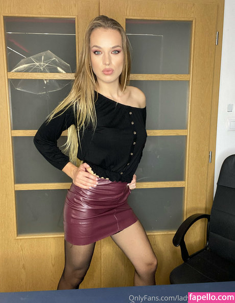 Naakte gelekte OnlyFans-foto van Lady Annabelle