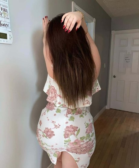 Naakte gelekte OnlyFans-foto van Sofia Macbeth