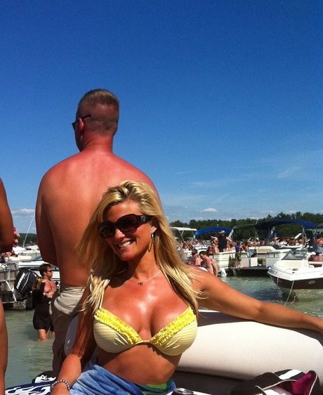 Naakte gelekte OnlyFans-foto van Lauren Ann Harris