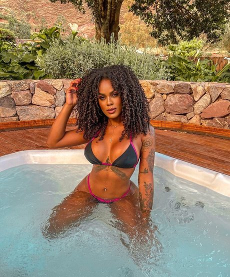 Naakte gelekte OnlyFans-foto van Lais Oliveira