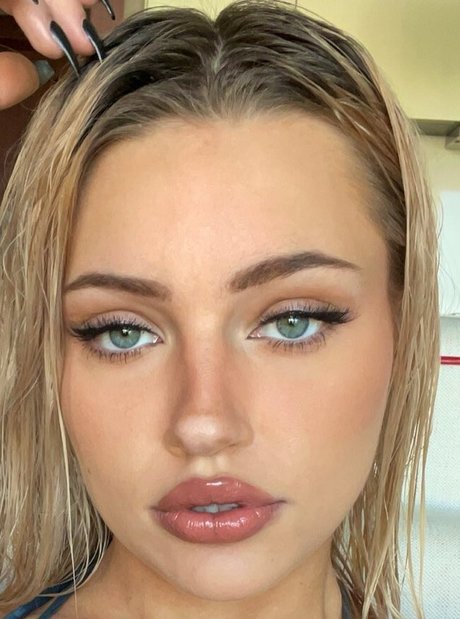 Naakte gelekte OnlyFans-foto van Willow Barbie