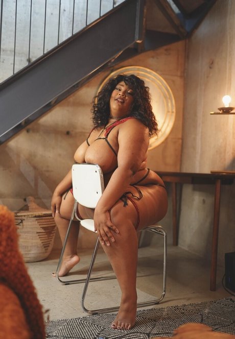 Naakte gelekte OnlyFans-foto van Aicha Black