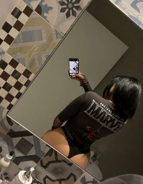 Naakte gelekte OnlyFans-foto van Morenamore