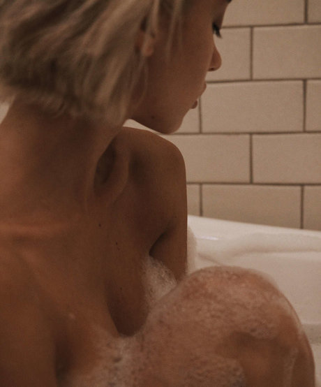 Naakte gelekte OnlyFans-foto van Aemillin