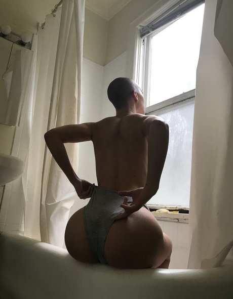 Naakte gelekte OnlyFans-foto van Mamakat