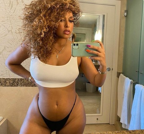 Naakte gelekte OnlyFans-foto van Aisha Thalia